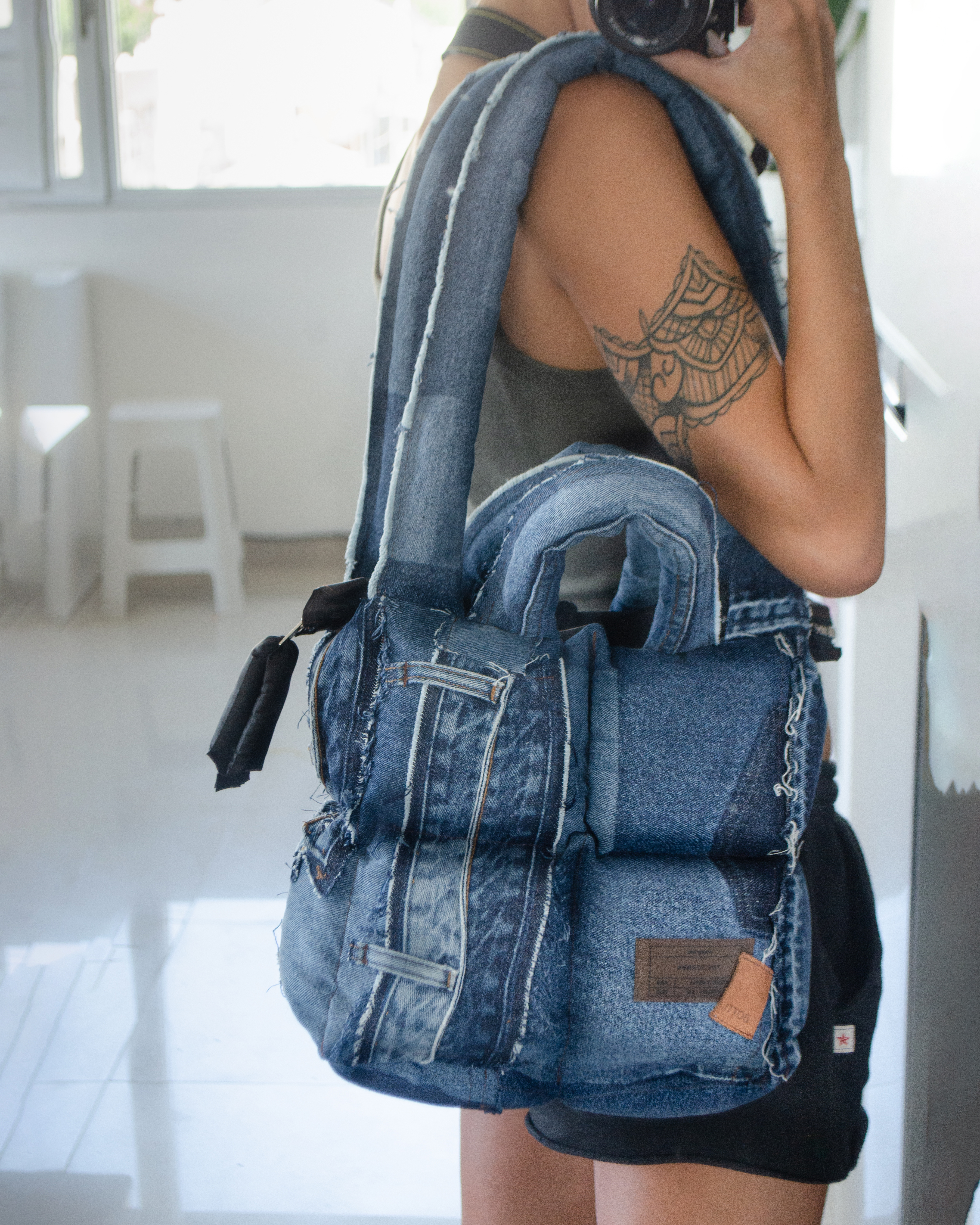 Cartera Upcycling puesta